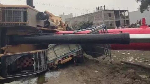 The crane involved in the work suddenly overturned and fell onto a passing pickup truck.