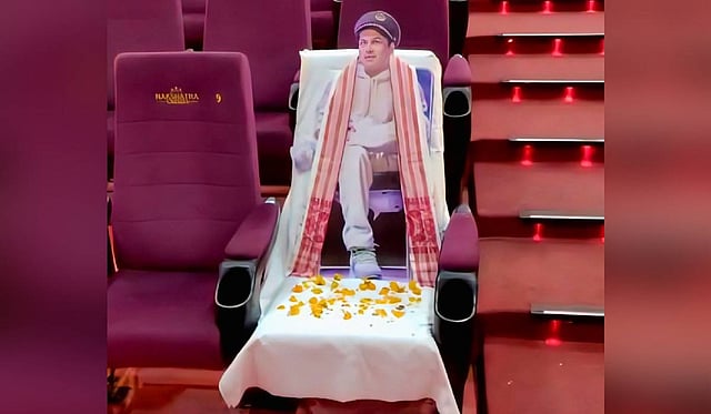 As a mark of silent tribute, several theatre halls kept one seat reserved for Garg, 52. Roi Roi Binale was his dream project.