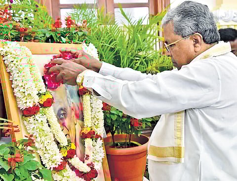 Chief Minister Siddaramaiah pays floral tributes to the ‘Iron Man of India’ Sardar Vallabhbhai Patel on his birth anniversary in Bengaluru on Friday.