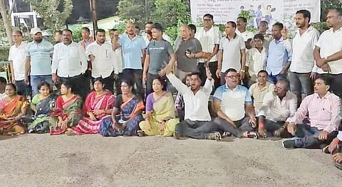 Congress workers staging protest on the hospital premises.