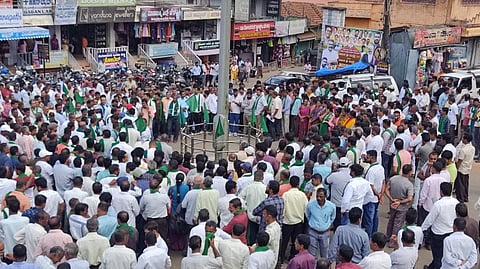 Hundreds of farmers adorning green shawls on their shoulders formed a human chain protesting the government order.