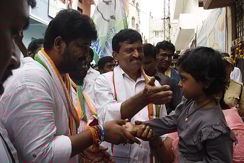 03.11.2025 - HYDERABAD - Jubilee Hills byelection Congress candidate Naveen Yadav takes part in an election campaign along with Revenue Minister Ponguleti Srinivasa Reddy.