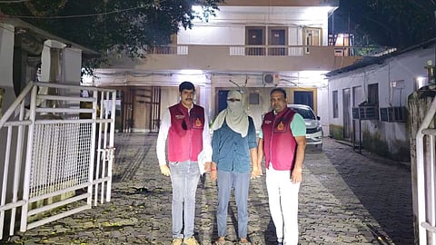 The accused Sumit Kumar with police.