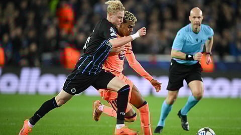 Club Brugge's Joaquin Seys (L) fights for the ball with Barcelona's Lamine Yamal (R) during the UEFA Champions League league phase day 4 football match between Club Brugge and FC Barcelona in Bruges, on November 5, 2025.