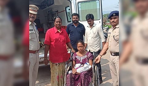 A woman passenger travelling on the Prashanti Express (Train No. 18464, SBC-Bhubaneswar) delivered a baby boy on board early on Tuesday.