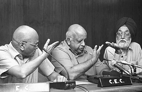 Former chief election commissioner T N Seshan (C) and election commissioners G V G Krishnamurthy (L) and M S Gill (R) at a press conference in January 1996