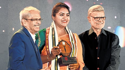 Infosys co-founder Kris Gopalakrishnan and TNIE Editorial Director Prabhu Chawla present the Devi Award to Divya Raghavendra Rao, co-founder of The Rameshwaram Cafe.