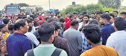 Around 15 omni buses were stopped near Walayar on the Salem-Kochi highway for more than an hour on Saturday.