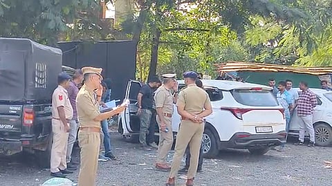 The Gujarat Police’s SMC seized three country-made pistols and 27 live cartridges from the spot, as investigators now trace the gang’s interstate links.