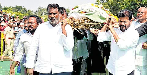 Chief Minister A Revanth Reddy carries the bier of poet Ande Sri at Ghatkesar on Tuesday.