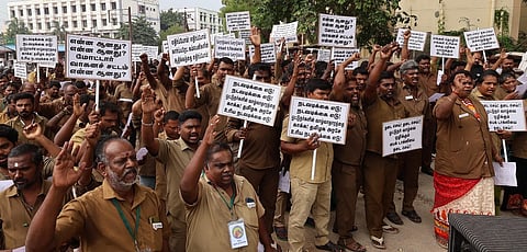 Auto drivers affiliated with the Tamil Nadu Sudandhara Meter Auto Oottunar Pothu Thozhilalargal Sangam staged a protest in this regard at the VOC Ground in the city on Saturday.