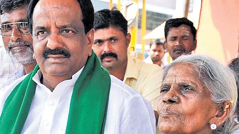 Salumarada Thimmakka was in Hubballi a few years ago to support Kalasa Banduri farmers.
