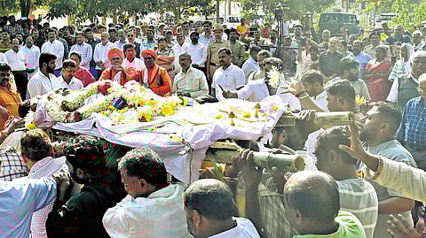 People carry the mortal remains of Saalumarada Thimmakka for her funeral at the Jnanabharathi campus of Bangalore University on Saturday.