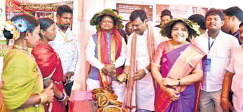 Odisha CM Mohan Charan Majhi takes part in the Jan Jatiya Gaurav Diwas event to mark the 150th birth anniversary of Birsa Munda, in Paderu on Sunday.