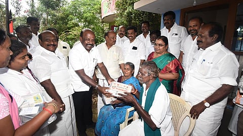 Health Minister Ma Subramanian handing over a medicine kit to Manonmani, the 2 crore 50 lakhth beneficiary of the scheme.