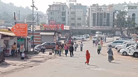 With Omkareshwar town remaining shut on Monday and Tuesday, the Omkareshwar Temple-bound devotees had to face major difficulties.