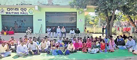 Villagers staging protest outside Umerkote sub-divisional hospital | Express