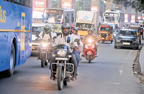 GST Road between Guindy and Kathipara is heavily congested throughout the day