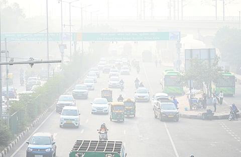 Data shows that Delhi’s average AQI has remained stubbornly high over the past week — fluctuating between 351 and 392 — with Sunday’s 391 matching levels seen earlier in the week.