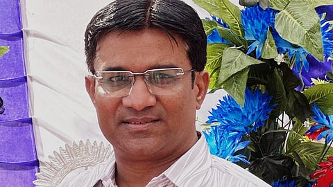 According to the police, Arvind, a teacher at Chhara Kanya Primary School in Kodinar, died early in the morning by hanging himself.