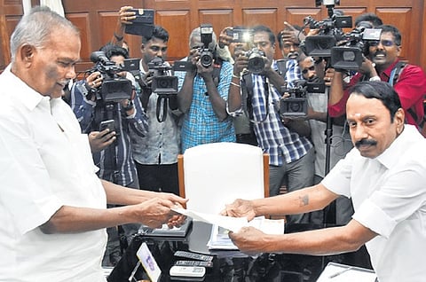 Sengottaiyan submitting his resignation letter to the speaker | Ashwin prasath