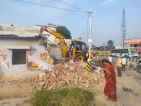 To extend the service road at the Periyanacikenpalayam flyover down ramp, National Highways department officials have started demolishing the buildings that were a hindrance to the vehicle movement at Jothipuram near Periyanacikenpalayam on the Coimbatore to Mettupalayam highway.