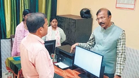 Kendrapara collector Iyer talking to govt employees regarding OSWAS