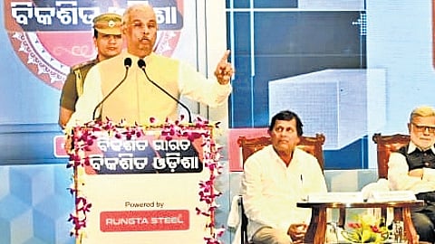 Kerala Governor R Arlekar addresses the conclave in presence of Achyuta Samanta, TNIE editorial director Prabhu Chawla and Law minister Prithiviraj Harichandan