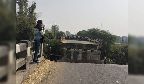 The labourers working under the bridge had a close shave.