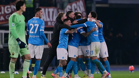 Napoli's players celebrate after winning in the Italian Serie A football match between AS Roma and Napoli at the Olympic Stadium in Rome on November 30, 2025.