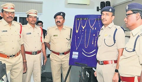 Guntur police busted an interstate robbery gang and recovered Rs 25 lakh worth stolen property on Monday.