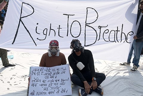 Delhites wearing oxygen masks protested, demanding the government's action to reduce air pollution in New Delhi on Wednesday.