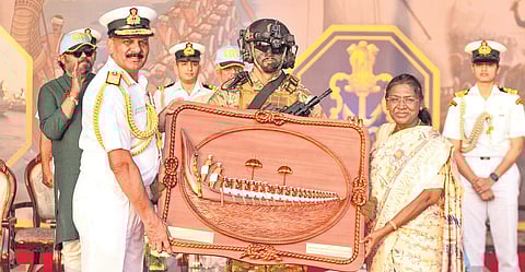 Chief of the Naval Staff Admiral Dinesh K Tripathi presenting a memento to President Droupadi Murmu during the Navy Day celebrations.