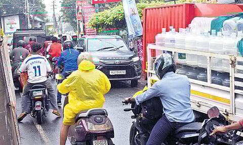 Vehicles held up on the narrow Mamangalam-Pottakkuzhi Road.