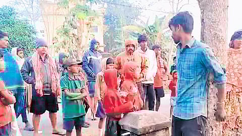 Villagers in Khaksa tie Rabi Gagaria to a tree after mistaking him for a thief, until his family intervenes.