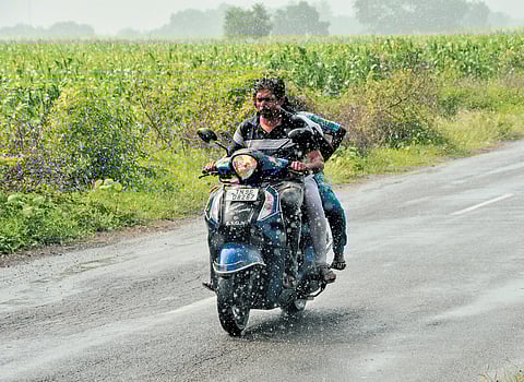 Sudden spell of brief but intense rainfall at Chettikurichi in Tirunelveli caught motorists off-guard on Thursday.