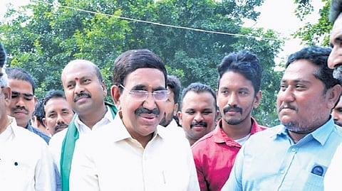 Municipal Administration and Urban Development (MA&UD) Minister P Narayana, accompanied by Pedakurapadu MLA Bhashyam Praveen, toured Endroyi village in Amaravati mandal to meet farmers, and explain the government’s capital development plans.