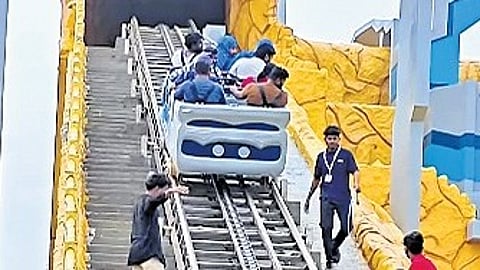 At least 12 passengers in the air for 20-30 minutes after a sudden power cut