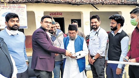 Dr Gaurav Mishra (seen in the blazer) goes to his ancestral village, Durgadih in Rohtas, to provide free medical advice and medicines.