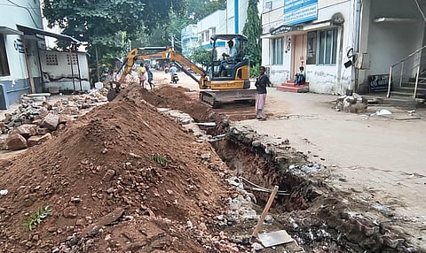 Several medical staff members of the institution pointed out that the work has restricted the room for movement along the pathways, which are already narrow.