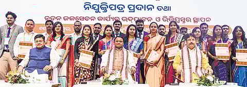 CM Mohan Majhi, Works minister Prithiviraj Harichandan and H&UD minister Krushna Chandra Mahapatra along with the new recruits, at the 13th Nijukti Mela.