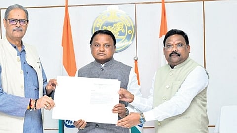 Dy CM KV Singh Deo and F&ARD min Gokulananda Mallik submitting the report to CM Mohan Charan Majhi