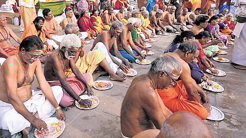 Elderly pilgrims from Tamil Nadu in Kashi