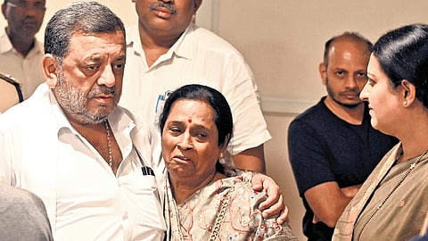Shamanur Shivashankrappa’s son SS Mallikarjun consoles his cousin Girijamma, as his wife and MP Dr Prabha Mallikarjun looks on in Bengaluru on Sunday.