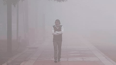 The national capital on Monday morning remained enveloped in a thick layer of smog, with the city’s average Air Quality Index (AQI) settling at 498, firmly within the higher end of the ‘severe’ category.