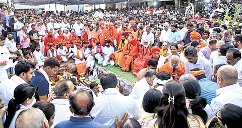 Seers, politicians and followers of Shivashankarappa at his funeral in Davanagere on Monday.