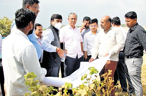GBA chief Maheshwar Rao during an inspection at Bellandur Lake on Tuesday