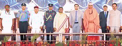 President Droupadi Murmu, Union Minister HD Kumaraswamy, Suttur Mutt pontiff Shivarathri Deshikendra Swamy and Minister Cheluvarayaswamy at Malavalli in Mandya on Tuesday
