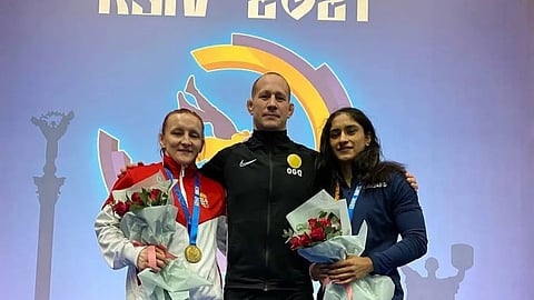 Woller Akos (C) with Vinesh Phogat (R)