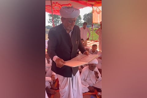 A meeting of the Chaudhary community of Sundhamata Patti chaired by community president Sujanaram Chaudhary, held last Sunday at Ghazipur village, stated that daughters and daughters-in-law across the 15 villages must restrict their phone usage to keypad mobiles.